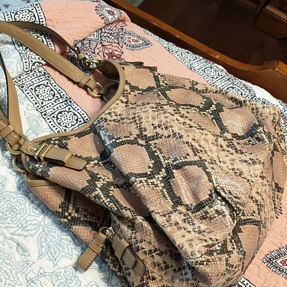 Absolutely gorgeous Coach snakeskin pattern bag - Picture 3 of 7